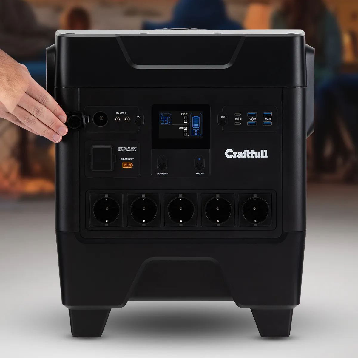 14 Ausgänge von USB bis 230 Volt Hand öffnet den Deckel eines Anschlusses der tragbaren Powerstation